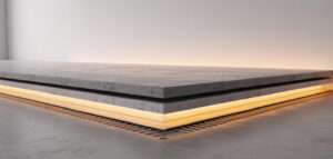 En fotorealistisk bild av en modern betongplatta på mark, med fokus på isoleringen och golvvärme.