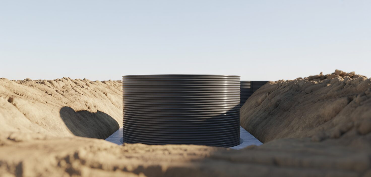 En photorealistisk bild visar en dräneringsrör installerad runt en husgrund, med fokus på renheten i installationen och den omgivande jorden.
